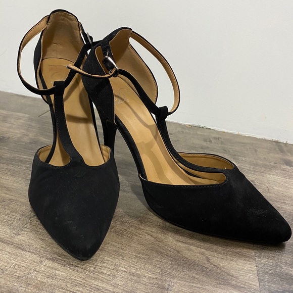 Pointed toe heel with ankle strap. - Picture 1 of 2